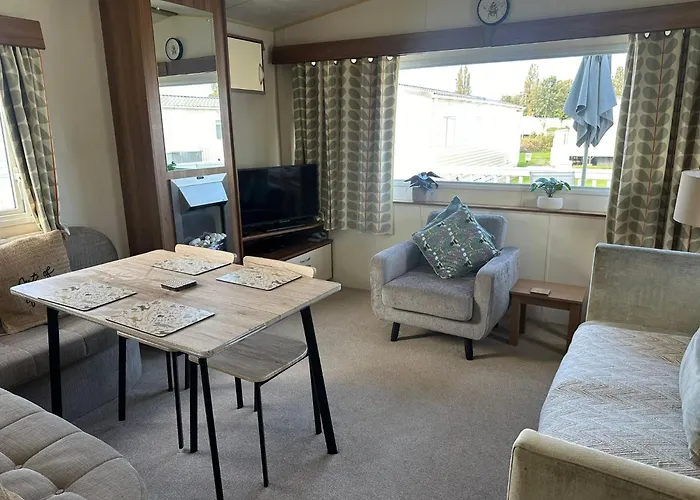 Cosy 3 Bedroom Caravan In South Cerney