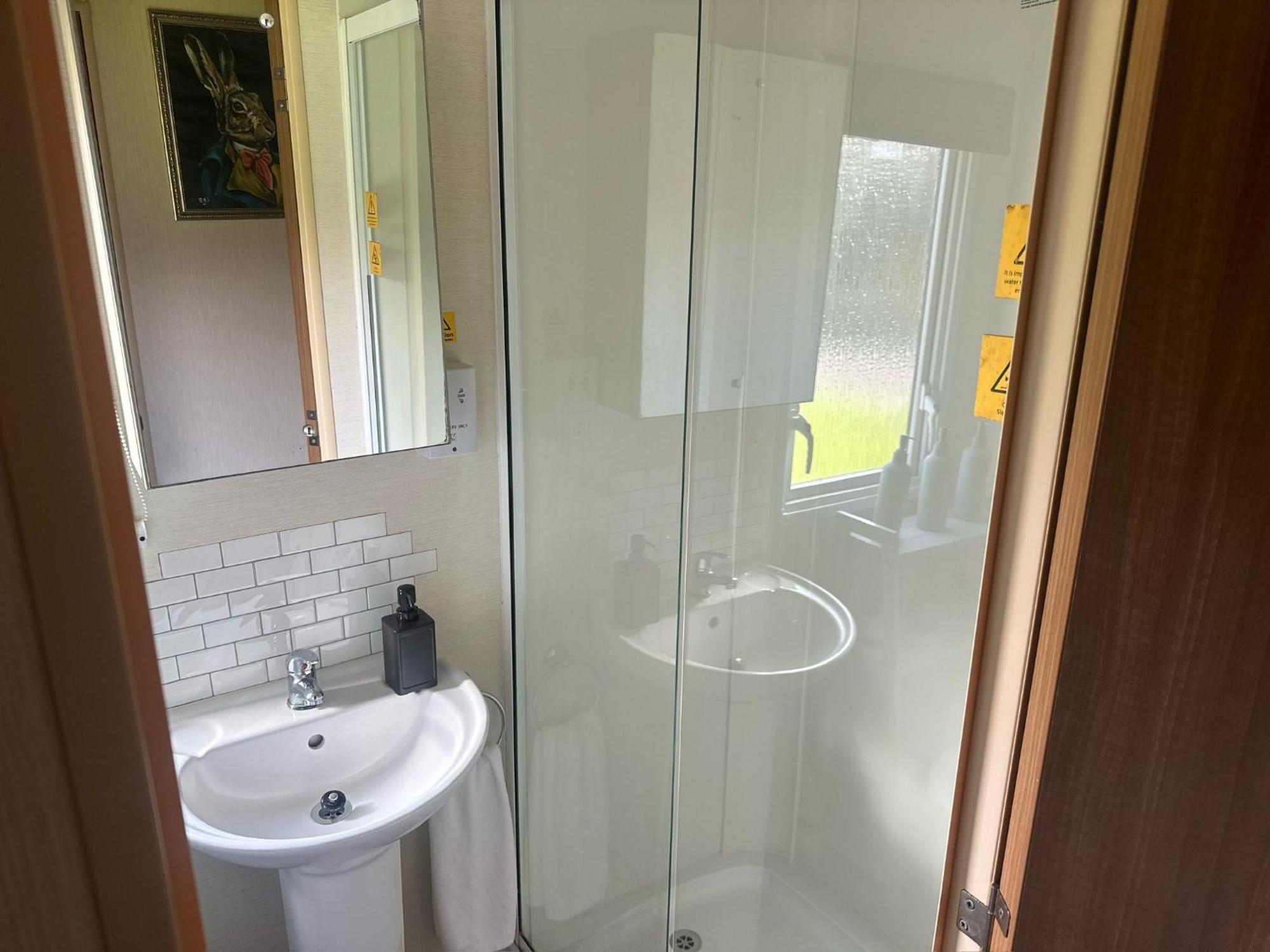 Cosy 3 Bedroom Caravan In Campsite *