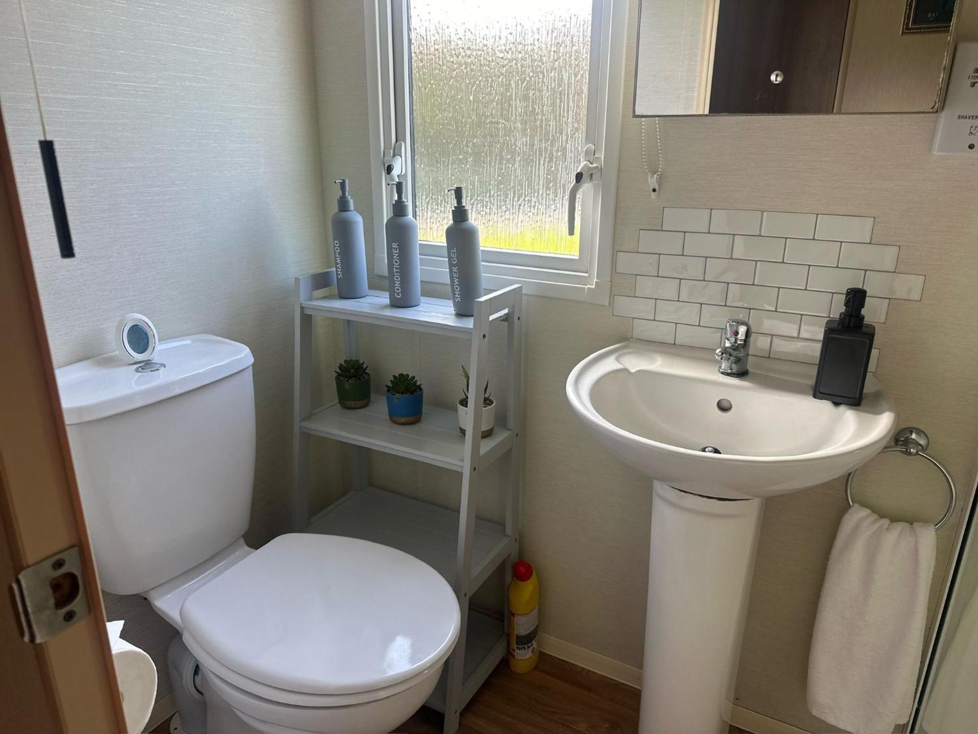Cosy 3 Bedroom Caravan In *