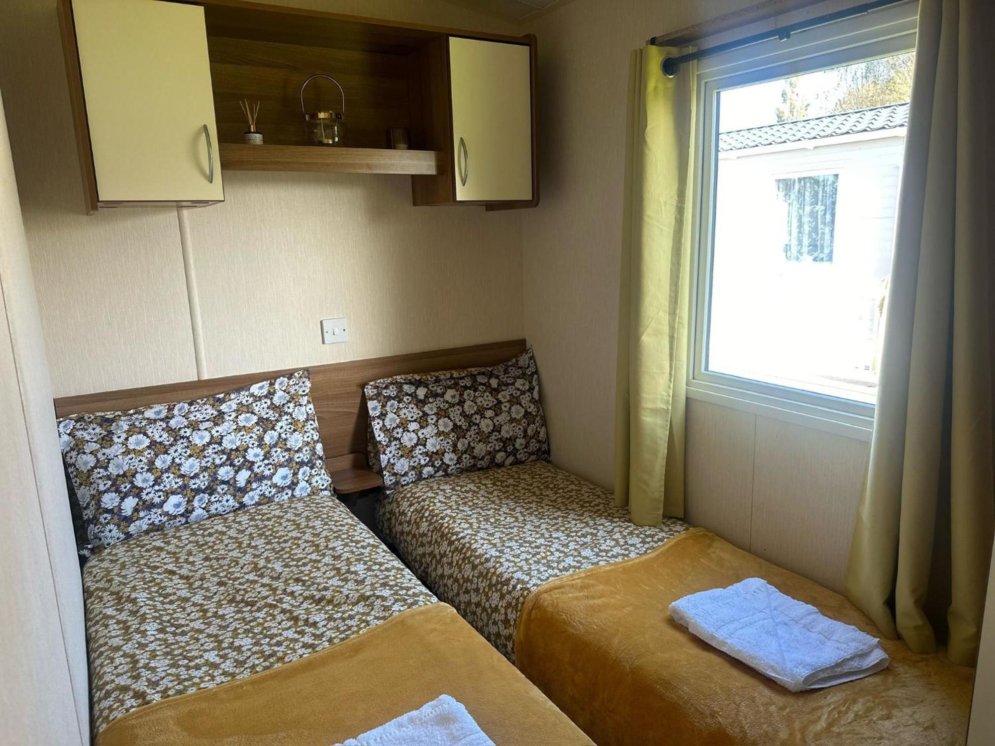 Cosy 3 Bedroom Caravan In South Cerney