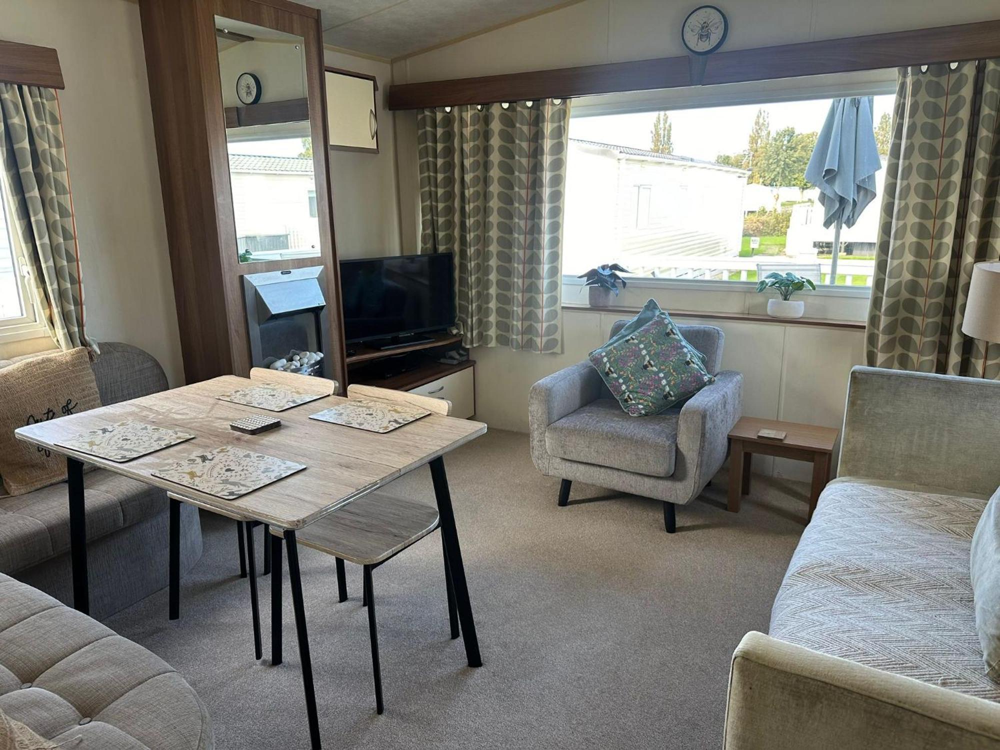 Cosy 3 Bedroom Caravan In *